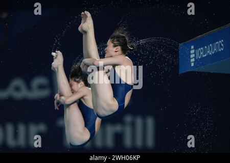 Doha, Qatar. 6 février 2024. Kim Mi Rae (R)/JO Jin Mi de la République populaire démocratique de Corée (RPDC) concourent lors de la finale de plongeon synchronisée féminine sur 10 m aux Championnats du monde de natation 2024 à Doha, Qatar, le 6 février 2024. Crédit : Xue Yuge/Xinhua/Alamy Live News Banque D'Images