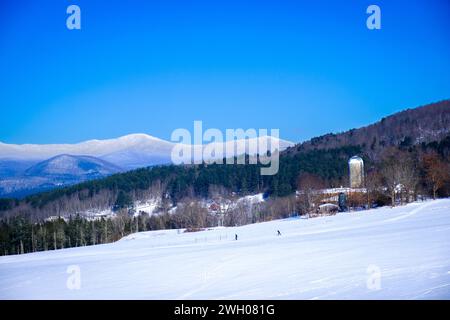 Skieurs de fond, journée d'hiver ensoleillée le long de la Worcester Range dans le centre du Vermont, nouvelle Angleterre, états-unis. Banque D'Images