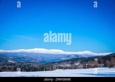 Skieurs de fond, journée d'hiver ensoleillée le long de la Worcester Range dans le centre du Vermont, nouvelle Angleterre, états-unis. Banque D'Images