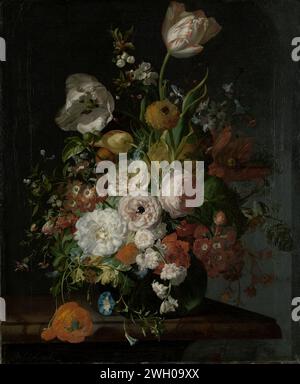 Nature morte avec des fleurs dans un vase en verre, Rachel Ruysch, c. 1690 - c. 1720 peinture nature morte avec des fleurs dans un vase en verre sur un plateau de table en marbre. Bouquet composé de : tulipes, roses, œillets, iris, coquelicots, jacinthes et bindweed. toile. peinture à l'huile (peinture) fleurs dans un vase Banque D'Images