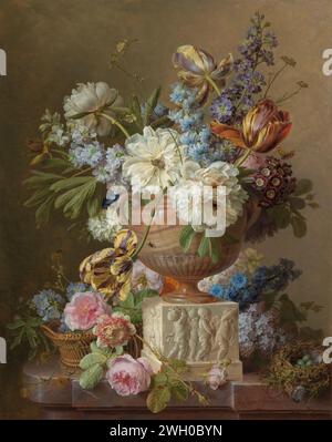 Nature morte florale avec un vase d'albâtre, Gerard van Spaendonck, 1783 peignant Un bouquet de fleurs dans un vase oriental d'albâtre, placé sur un bloc de marbre sur lequel des enfants sont représentés dans Bas relief. Ce bloc de marbre est placé sur une balustrade de granit. A droite une litière avec de la mousse dans laquelle cinq oeufs verts, à gauche un panier avec des fleurs. La sélection de fleurs comprend de grandes pivoines blanches et plus petites roses, du delphinium bleu, du lilas et des tulipes flammées jaune-violet. Vous pouvez voir des insectes ici et là (une mouche, une abeille et un bourdon). Peinture à l'huile de Paris (peinture). toile peignant des fleurs dans Banque D'Images
