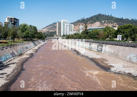 La rivière Mapocho est une voie navigable importante qui traverse le cœur de Santiago, la capitale du Chili. Banque D'Images