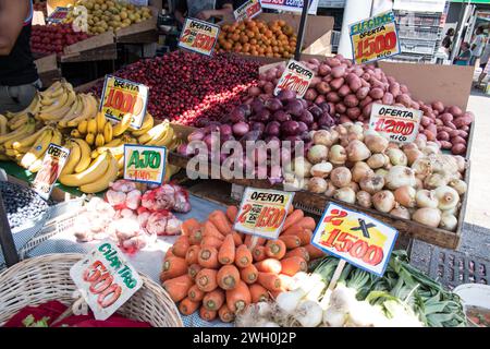 Les étals du marché entourant Mercado Central au Chili offrent une gamme dynamique de produits, y compris des fruits et légumes frais. Banque D'Images