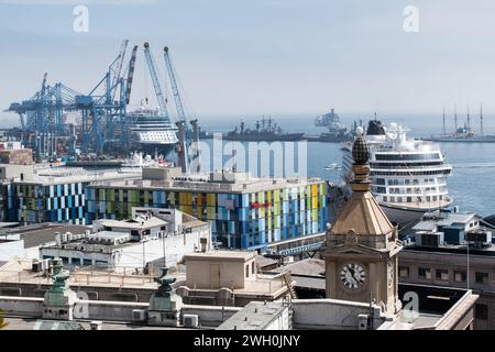 Le port de Valparaíso, situé dans la ville du même nom dans la région de Valparaíso au Chili, est l'un des principaux terminaux à conteneurs du pays. Banque D'Images