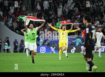 Al Rayyan, Qatar. 6 février 2024. Les joueurs de Jordanie célèbrent après la demi-finale entre la Jordanie et la Corée du Sud à la Coupe d'Asie de l'AFC Qatar 2023 à Al Rayyan, Qatar, le 6 février 2024. Crédit : Sun Fanyue/Xinhua/Alamy Live News Banque D'Images