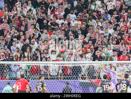 Al Rayyan, Qatar. 6 février 2024. Les spectateurs regardent la demi-finale entre la Jordanie et la Corée du Sud à la Coupe d'Asie de l'AFC Qatar 2023 à Al Rayyan, Qatar, le 6 février 2024. Crédit : Ding Ting/Xinhua/Alamy Live News Banque D'Images