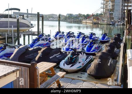 Jet ski garé au quai à louer à Clearwater, Floride Banque D'Images