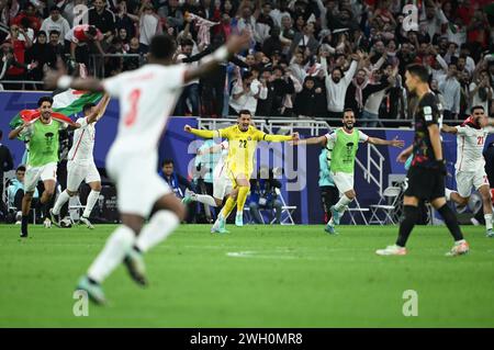 Al Rayyan, Qatar. 6 février 2024. Les joueurs de Jordanie célèbrent après la demi-finale entre la Jordanie et la Corée du Sud à la Coupe d'Asie de l'AFC Qatar 2023 à Al Rayyan, Qatar, le 6 février 2024. Crédit : Sun Fanyue/Xinhua/Alamy Live News Banque D'Images