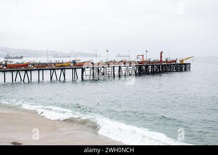 Les caletas de Valparaíso sont des criques de pêcheurs pittoresques nichées le long du littoral de la ville. Banque D'Images