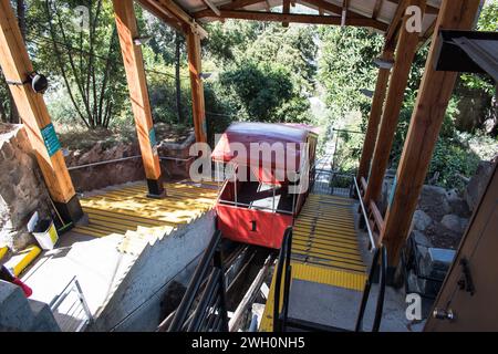 Le funiculaire historique du Cerro San Cristóbal à Santiago, au Chili, propose des promenades panoramiques jusqu'au sommet de la colline, offrant une vue panoramique sur la ville. Banque D'Images