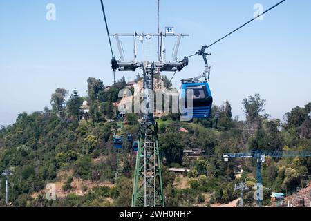 Le téléphérique de Santiago, ou Teleférico, est une attraction touristique populaire offrant un accès pratique au sommet de la colline Cerro San Cristóbal. Banque D'Images