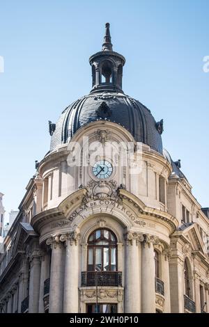 Le Santiago Stock Exchange Building, construit par l'architecte Emile Jecquier entre 1913 et 1917, se trouve sur la rue Bandera dans le centre de Santiago du Chili. Banque D'Images