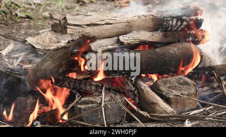 Les flammes de brûler du bois de chauffage traditionnel avant d'être utilisé pour griller des aliments Banque D'Images