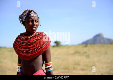 Une jeune femme Samburu portant un collier traditionnel à perles multiples. Route Laisamis-South Horr, Kenya. Banque D'Images