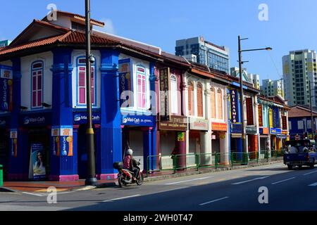 Vieux bâtiments colorés dans Little India à Singapour. Banque D'Images