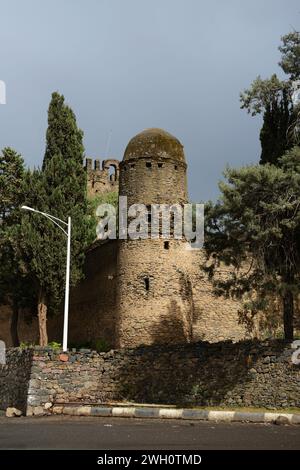 Vue extérieure des ruines de Fasil Ghebbi (enceinte royale) à Gondar, Ethiopie. Banque D'Images