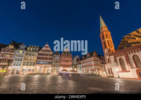 Francfort Allemagne, horizon nocturne de la ville sur la place de la vieille ville Romer Banque D'Images