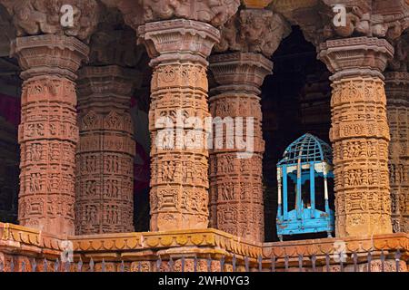 Piliers sculptés du Temple du Soleil de Jhalarapatan, Rajasthan, Inde. Banque D'Images