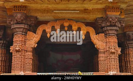 Arc de sculpture et piliers du Temple du Soleil, Jhalarapatan, Rajasthan, Inde. Banque D'Images