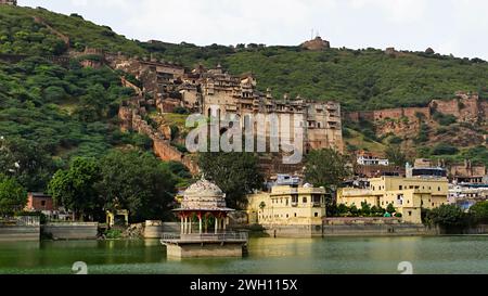 Vue de Nawal Sagar et Taragarh Fort Bundi, Rajasthan, Inde. Banque D'Images