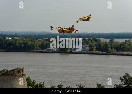 Canadairs du pompier en vol, se remplissant d'eau, sur la rivière Dordogne en Gironde Banque D'Images