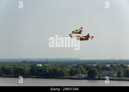 Canadairs du pompier en vol, se remplissant d'eau, sur la rivière Dordogne en Gironde Banque D'Images