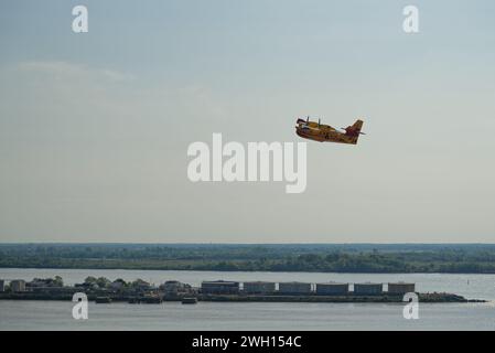 Canadairs du pompier en vol, se remplissant d'eau, sur la rivière Dordogne en Gironde Banque D'Images