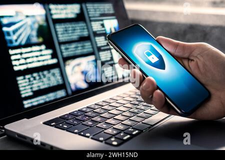 Cybersécurité des données téléphoniques pour se protéger contre les pirates ou les fraudes. Sécurité contre les attaques des services de site Web pour les ordinateurs portables et mobiles. Cybersécurité. Banque D'Images