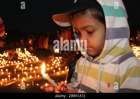 Une grande fonction en souvenir des martyrs du mouvement linguistique. Le Comité Ekushey Udjapon de Narail organise l'éclairage de bougies d'un lakh à Narail. Khulna, Bangladesh. Banque D'Images