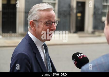 Londres, Royaume-Uni. 06th Feb, 2024. Michael Gove, secrétaire d'État chargé du nivellement, du logement et des collectivités, arrive à la réunion du Cabinet. Banque D'Images