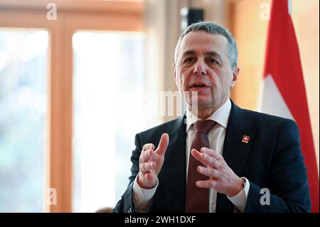 Pékin, Chine. 07 février 2024. Le ministre suisse des Affaires étrangères, Ignazio Cassis, intervient lors d’une conférence de presse. La Suisse a invité la Chine à un sommet de paix pour résoudre la guerre d'agression russe en Ukraine. Cependant, aucune réponse immédiate ne peut être attendue, a déclaré mercredi à Pékin le ministre des Affaires étrangères Ignazio Cassis. Crédit : Johannes Neudecker/dpa/Alamy Live News Banque D'Images