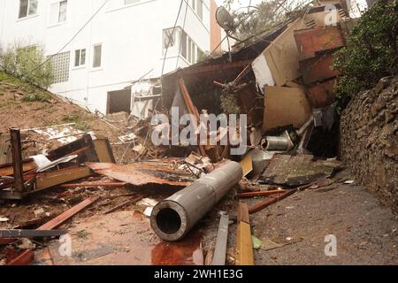 Los Angeles, États-Unis. 6 février 2024. Cette photo prise le 6 février 2024 montre une maison endommagée après une violente tempête à West Hollywood à Los Angeles, Californie, États-Unis. Un système de tempêtes violentes a frappé la Californie samedi, faisant au moins trois morts, près de 140 000 personnes sans électricité, et des millions de personnes sous alerte d'inondation à compter de mardi. La tempête a déclenché des coulées de boue, inondé des routes et déclenché des pannes de courant généralisées. Crédit : Zeng hui/Xinhua/Alamy Live News Banque D'Images