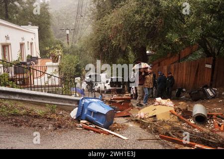 Los Angeles, États-Unis. 6 février 2024. Les journalistes rapportent après une violente tempête à West Hollywood à Los Angeles, Californie, États-Unis, le 6 février 2024. Un système de tempêtes violentes a frappé la Californie samedi, faisant au moins trois morts, près de 140 000 personnes sans électricité, et des millions de personnes sous alerte d'inondation à compter de mardi. La tempête a déclenché des coulées de boue, inondé des routes et déclenché des pannes de courant généralisées. Crédit : Zeng hui/Xinhua/Alamy Live News Banque D'Images