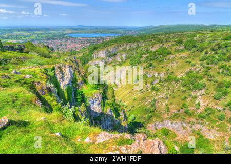 Cheddar gorge Somerset attraction touristique UK vue sur la campagne colorée Banque D'Images