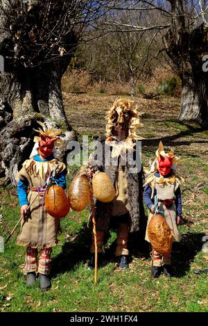 Masque d'Entroido de Samede (Paderne, A Coruña) dans masque de rencontre de Vilariño de Conso, Ourense, Espagne Banque D'Images