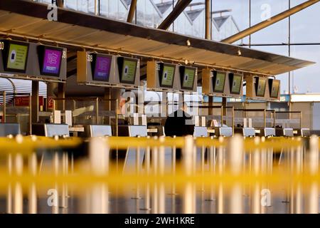 AM Flughafen Köln/Bonn werden viele Flüge annulliert oder umgeleitet. Die Gewerkschaft Verdi Hat die Belegschaften der privaten Sicherheitsunternehmen an elf Flughäfen zu einem ganztägigen Warnstreik aufgerufen. Themenbild, Symbolbild Köln, 01.02.2024 NRW Deutschland *** de nombreux vols sont annulés ou détournés à l'aéroport Cologne Bonn le syndicat Verdi a appelé le personnel des sociétés de sécurité privées dans onze aéroports à lancer une grève d'avertissement d'une journée sur le thème image, image symbolique Cologne, 01 02 2024 NRW Allemagne Copyright : xChristophxHardtx Banque D'Images