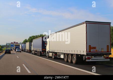 Bourrage de camion sur l'autoroute avant le passage de la frontière (de l'Allemagne à Bâle, Suisse) Banque D'Images