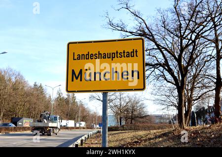 München, Bayern, Deutschland 06. Février 2024 : hier der Blick auf das logo, Schriftzug, Firma, Unternehmen,Firmenname, Symbolbild von *** Munich, Bavière, Allemagne 06 février 2024 Voici une vue du logo, lettrage, société, nom de l'entreprise, symbole image de Banque D'Images