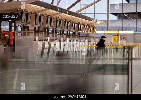 AM Flughafen Köln/Bonn werden viele Flüge annulliert oder umgeleitet. Die Gewerkschaft Verdi Hat die Belegschaften der privaten Sicherheitsunternehmen an elf Flughäfen zu einem ganztägigen Warnstreik aufgerufen. Themenbild, Symbolbild Köln, 01.02.2024 NRW Deutschland *** de nombreux vols sont annulés ou détournés à l'aéroport Cologne Bonn le syndicat Verdi a appelé le personnel des sociétés de sécurité privées dans onze aéroports à lancer une grève d'avertissement d'une journée sur le thème image, image symbolique Cologne, 01 02 2024 NRW Allemagne Copyright : xChristophxHardtx Banque D'Images