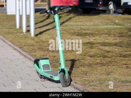 München, Bayern, Deutschland 06. Février 2024 : hier der Blick auf einen Eroller, E-Roller,E-Scooter,Fortbewegungsmittel, Modetrend *** Munich, Bavière, Allemagne 06 février 2024 Voici une vue d'un scooter, e-scooter, moyen de transport, tendance de la mode Banque D'Images