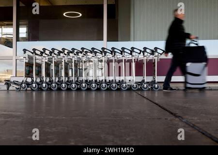 AM Flughafen Köln/Bonn werden viele Flüge annulliert oder umgeleitet. Die Gewerkschaft Verdi Hat die Belegschaften der privaten Sicherheitsunternehmen an Elf Flughäfen zu einem ganztägigen Warnstreik aufgerufen. Themenbild, Symbolbild Köln, 01.02.2024 NRW Deutschland *** de nombreux vols sont annulés ou détournés à l'aéroport de Cologne Bonn le syndicat Verdi a appelé le personnel des sociétés de sécurité privées de onze aéroports à faire une grève d'avertissement d'une journée image thème, image symbolique Cologne, 01 02 2024 NRW Allemagne Copyright : xChristophxHardtx Banque D'Images