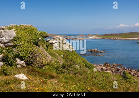 Teän Sound entre les îles de Teän et de connectique Martin's, de Great Hill sur l'île inhabitée de Teän, îles Scilly, Royaume-Uni Banque D'Images