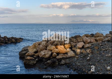 Pierres près de la plage de la mer Méditerranée à Chypre en hiver 1 Banque D'Images