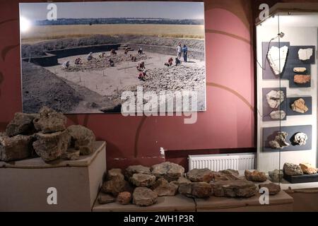 LEHEDZYNE, UKRAINE - 2 FÉVRIER 2024 - des expositions sont exposées à la réserve historique et culturelle d'État de la culture Trypillia à Lehedzyne, région de Tcherkasy, au centre de l'Ukraine. Banque D'Images