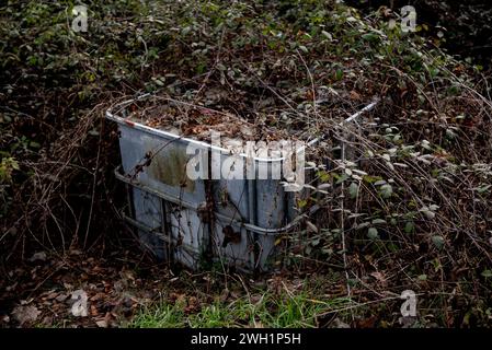 Un réservoir d'eau abandonné sur les rives du ter alors qu'il traverse Sant Quirze de Besora, province de Barcelone, au nord de la Catalogne. Le ter est un fleuve catalan qui prend sa source dans les Pyrénées et se jette dans la mer Méditerranée, la production hydroélectrique et l'utilisation industrielle en sont les principales utilisations. La sécheresse dont souffre la Catalogne depuis 2021 a entraîné une diminution du débit et de la qualité écologique des rivières, ce qui a un impact négatif sur la biodiversité de la région, alors que les rejets dans la rivière des usines de traitement et des industries restent les mêmes, mais les polluants t Banque D'Images