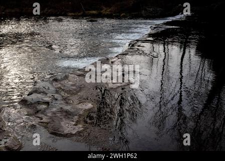 Le ter traverse Sant Quirze de Besora, province de Barcelone, nord de la Catalogne. Le ter est un fleuve catalan qui prend sa source dans les Pyrénées et se jette dans la mer Méditerranée, la production hydroélectrique et l'utilisation industrielle en sont les principales utilisations. La sécheresse dont souffre la Catalogne depuis 2021 a entraîné une diminution du débit et de la qualité écologique des rivières, ce qui a un impact négatif sur la biodiversité de la région, alors que les rejets dans la rivière des usines de traitement et des industries restent les mêmes, mais les polluants ne peuvent pas être dilués dans l'eau et le remai Banque D'Images