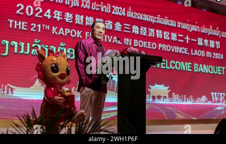 Bokeo, Laos. 25 janvier 2024. Le fondateur de la société enregistrée à Hong Kong Kings Romans Group Zhao Wei, prend la parole lors du Festival des fleurs de Kapok, le festival annuel, son genre visant à promouvoir le tourisme dans le complexe de casino Kings Romans dans la zone économique spéciale du Triangle d'Or (GTSEZ). Zhao Wei est un homme d'affaires chinois qui possède le complexe de casino Kings Romans. A été invité par le gouvernement du Laos à investir dans la province de Bokeo. En 2007, a négocié et conclu un bail de 99 ans pour établir et exploiter la zone économique spéciale du Triangle d'Or. Crédit : SOPA images Limited/Alamy Live News Banque D'Images