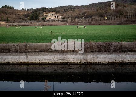 Canal d'irrigation affluent de la rivière ter à Sant Quirze de Besora, province de Barcelone, nord de la Catalogne. Le ter est un fleuve catalan qui prend sa source dans les Pyrénées et se jette dans la mer Méditerranée, la production hydroélectrique et l'utilisation industrielle en sont les principales utilisations. La sécheresse dont souffre la Catalogne depuis 2021 a entraîné une diminution du débit et de la qualité écologique des rivières, ce qui a un impact négatif sur la biodiversité de la région, alors que les rejets dans la rivière des usines de traitement et des industries restent les mêmes, mais les polluants ne peuvent pas être dilués dans wate Banque D'Images