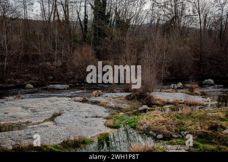 Le lit semi-sec de la rivière ter comme il passe par Montesquiu, province de Barcelone dans le nord de la Catalogne. Le ter est un fleuve catalan qui prend sa source dans les Pyrénées et se jette dans la mer Méditerranée, la production hydroélectrique et l'utilisation industrielle en sont les principales utilisations. La sécheresse dont souffre la Catalogne depuis 2021 a entraîné une diminution du débit et de la qualité écologique des rivières, ce qui a un impact négatif sur la biodiversité de la région, alors que les rejets dans la rivière des usines de traitement et des industries restent les mêmes, mais les polluants ils ne peuvent pas être dilués dans l'eau et Banque D'Images