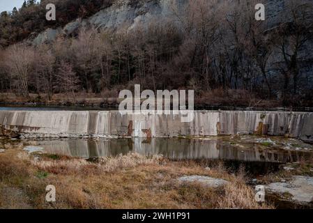 Barrage d'eau à la rivière ter comme il passe par Montesquiu, province de Barcelone dans le nord de la Catalogne. Le ter est un fleuve catalan qui prend sa source dans les Pyrénées et se jette dans la mer Méditerranée, la production hydroélectrique et l'utilisation industrielle en sont les principales utilisations. La sécheresse dont souffre la Catalogne depuis 2021 a entraîné une diminution du débit et de la qualité écologique des rivières, ce qui a un impact négatif sur la biodiversité de la région, alors que les rejets dans la rivière des usines de traitement et des industries restent les mêmes, mais les polluants ne peuvent pas être dilués dans l'eau et restent plus Banque D'Images